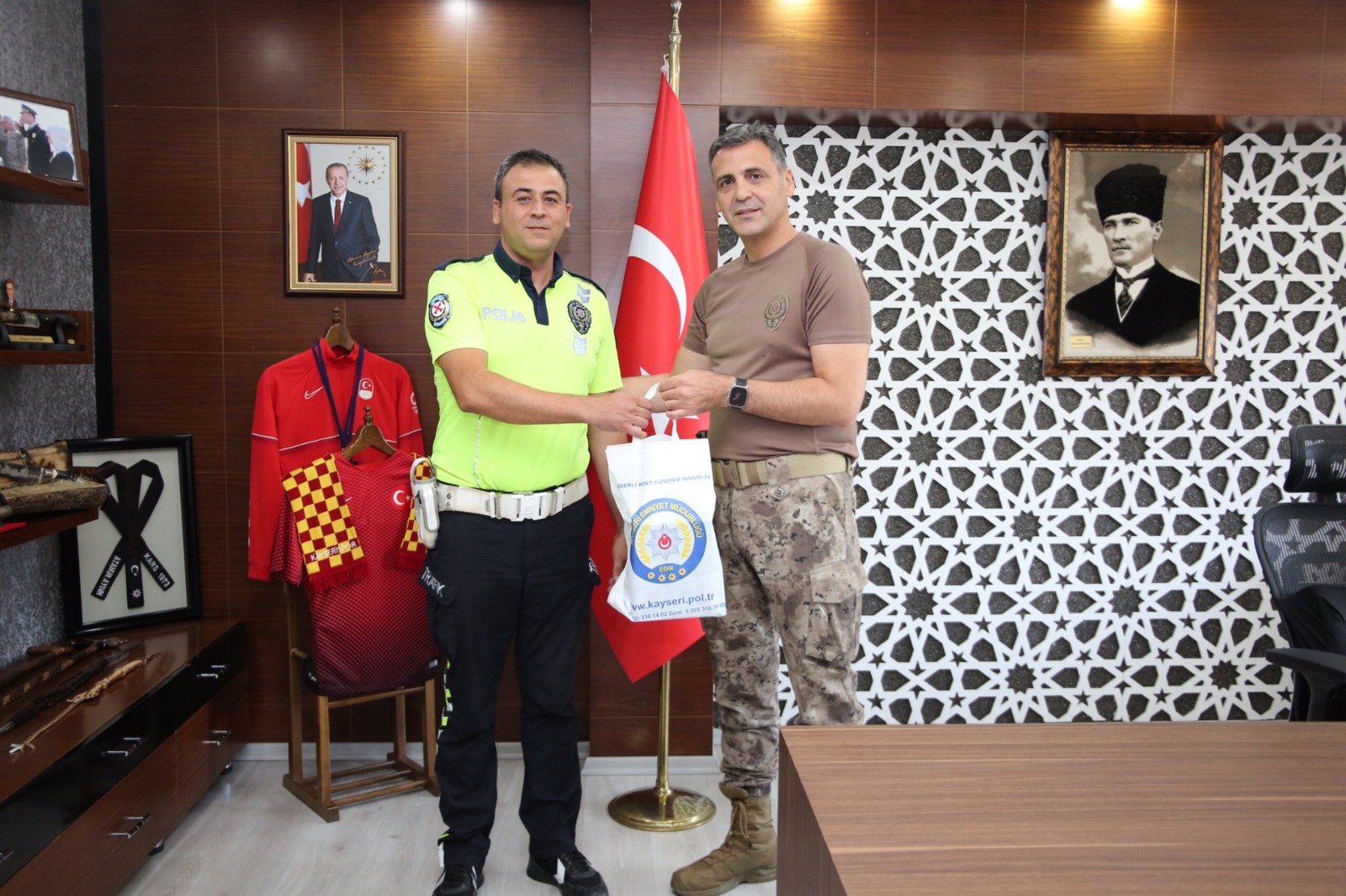 Müdür Atanur Aydın, yardımsever polis memurlarını tebrik etti